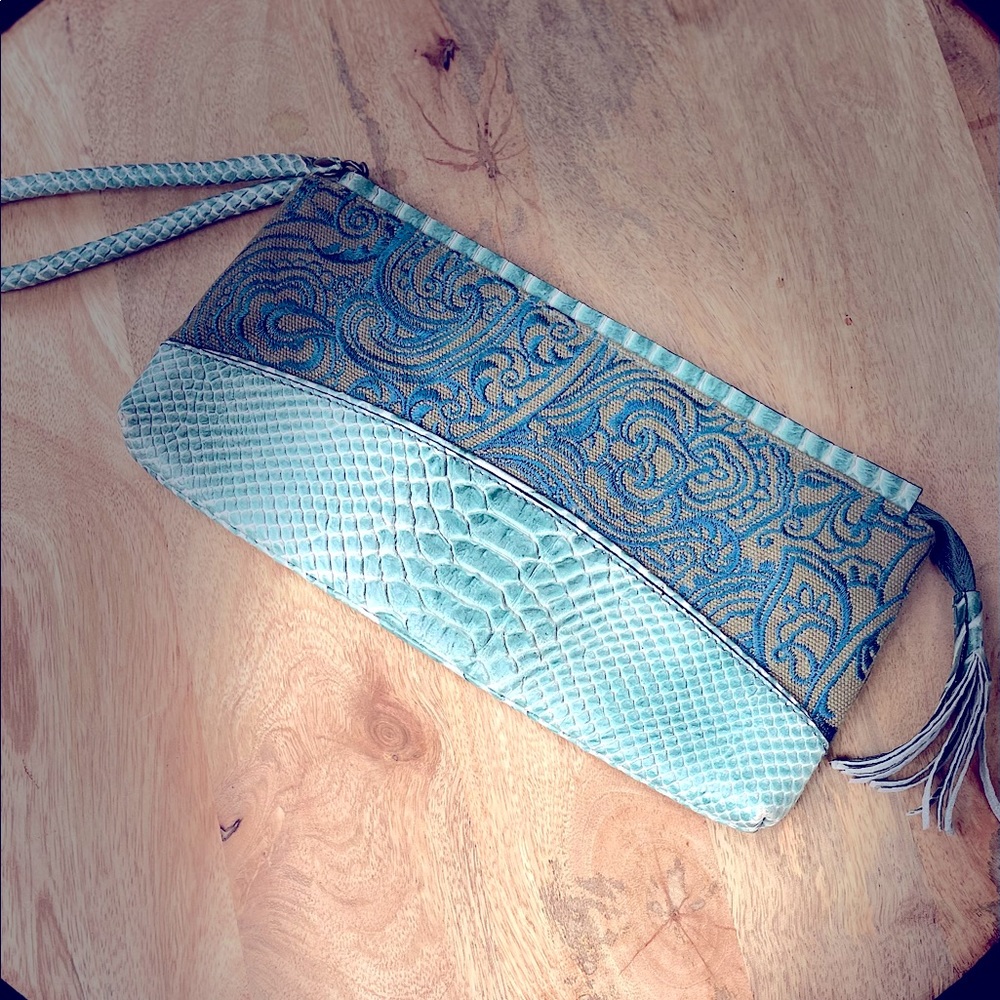 *NWOT*HYPE Leather Canvas Zippered Wristlet Snake Embossed/Tapestry w/tassel